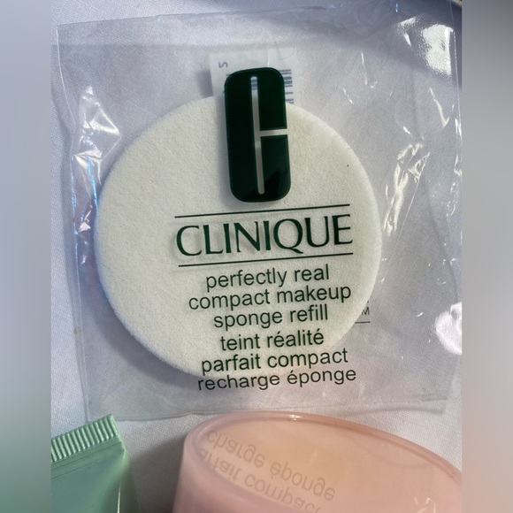Clinique 5 bags with beauty products - Picture 5 of 15